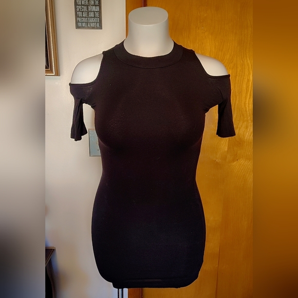 🖤Velvet Torch Black Cold-Shoulder Mini Dress—Size XS (NWT Excellent Condition) - Picture 4 of 7
